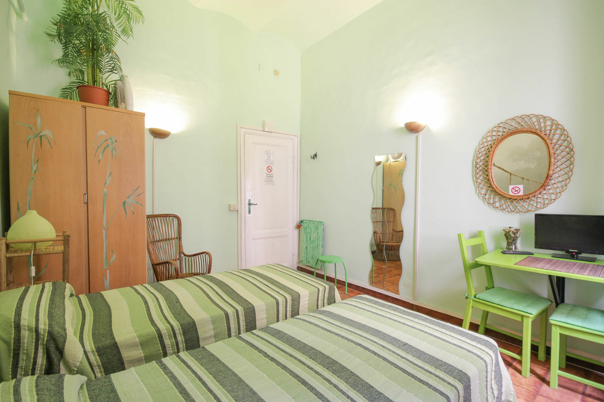 Hotel Sixbeds Roma Esterno foto